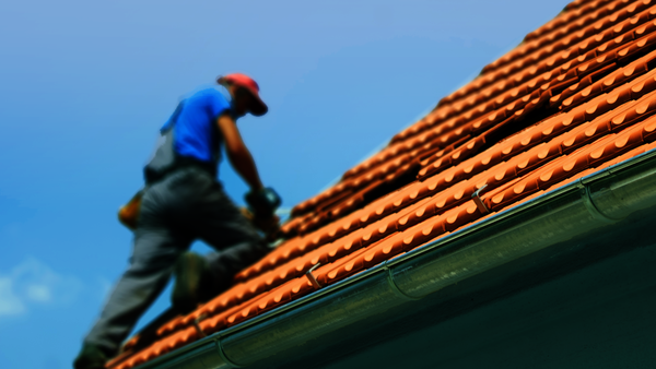 Reparatur, Leck-Ortung, Reinigung, Wartung und Instandhaltung vom Dachdecker in Frankfurt